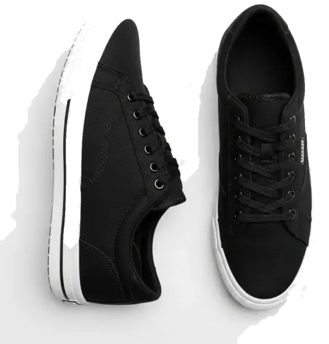 Black sneakers, the piece that matches a friend's outfit